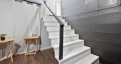 Walk2UW, PrivateSuite w/Bath, FREE Parking,TV, WiFi