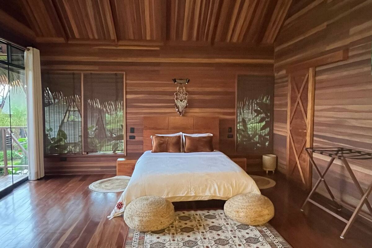 Suite Klasik, balkon, pemandangan kebun | Brankas dan Wi-Fi gratis