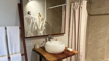 Dusche, kostenlose Toilettenartikel, Bademäntel, Hausschuhe