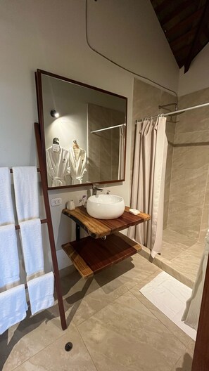 Shower, perlengkapan mandi gratis, sandal, dan handuk