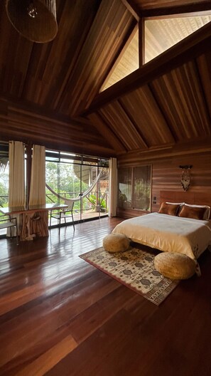 Suite Klasik, balkon, pemandangan kebun | Brankas dan Wi-Fi gratis