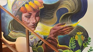 A staircase with a mural featuring a woman, flowers, and a hummingbird. - Sachakuna Resort (Sauce)