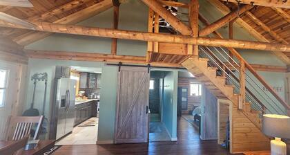 Secluded luxurious 2‑bedroom cabin w/WiFi near Williams, AZ on 18 acres of pines