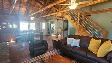 TV connectée, cheminée, lecteur de DVD, livres