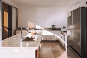 Réfrigérateur, micro-ondes, plaque de cuisson, cafetière/bouilloire