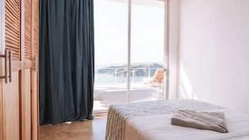 4 bedrooms, desk, free WiFi, bed sheets