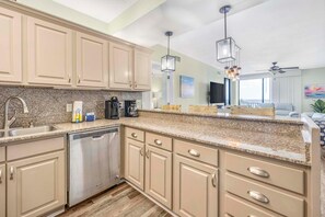 Condo, nhiều giường (Romar Place 302) | Bếp riêng | Lò nướng, lò nướng bánh mì 