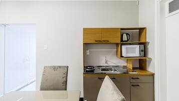 Apartamento básico | Cozinha privada | Talheres/pratos/utensílios de cozinha