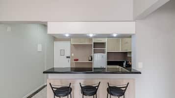 Apartamento básico | Cozinha privada | Talheres/pratos/utensílios de cozinha