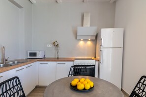 Microwave, coffee/tea maker, electric kettle, high chair - Pyrgos Exclusive Villas (Agios Vasileios)