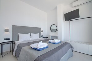 Villa, 2 slaapkamers, privézwembad, uitzicht op zee | 8 slaapkamers, individueel gemeubileerd, verduisterende gordijnen
