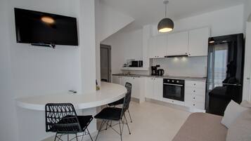 Mikrowelle, Wasserkocher mit Kaffee-/Teezubehör, Wasserkocher, Hochstuhl