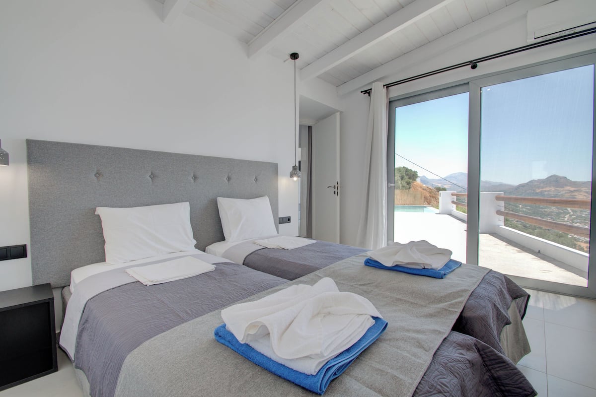 Villa, 2 chambres, piscine privée, vue mer | 8 chambres, rideaux occultants, fer et planche à repasser, Wi-Fi gratuit