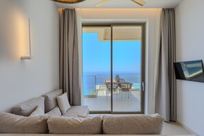 32-inch Smart TV with digital channels - Pyrgos Exquisite Villas (Agios Vasileios)