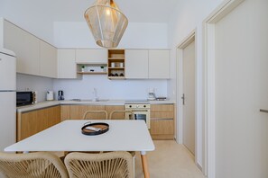 Microwave, coffee/tea maker, electric kettle, dining tables - Pyrgos Exquisite Villas (Agios Vasileios)