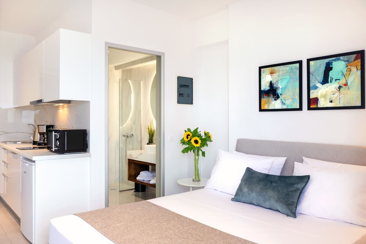 4 bedrooms, individually furnished, soundproofing, iron/ironing board