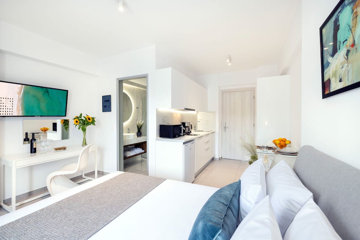 Studio, Smoking, Pool Access | 4 bedrooms, individually furnished, soundproofing, iron/ironing board