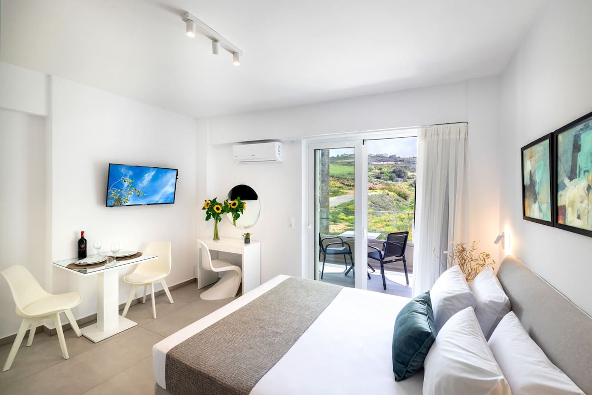 Studio, Smoking, Pool Access | 4 bedrooms, individually furnished, soundproofing, iron/ironing board