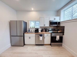 Fridge, microwave, oven, stovetop - Modern, Spacious & Comfy house next to UIUC/CARLE (Urbana)