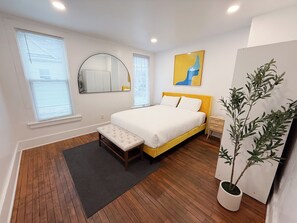 Desk, iron/ironing board, free WiFi, bed sheets - Modern, Spacious & Comfy house next to UIUC/CARLE (Urbana)