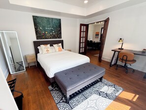 Desk, iron/ironing board, free WiFi, bed sheets - Modern, Spacious & Comfy house next to UIUC/CARLE (Urbana)