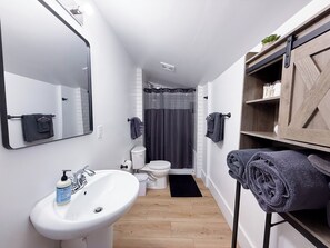 Shower, hair dryer, towels, soap - Modern, Spacious & Comfy house next to UIUC/CARLE (Urbana)