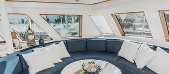 Spacious 6-bedroom 6-bathroom yacht in beautiful Gulfport!!