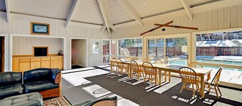 Charming 3-bedroom townhome with private Hot Tub -3 minute walk to Ski lift