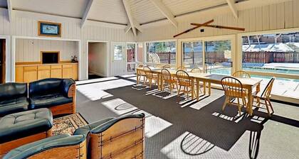 Charming 3-bedroom townhome with private Hot Tub -3 minute walk to Ski lift
