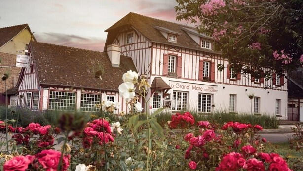 A traditional European-style building with a sign reading "La Grand' Mare HOTEL RESTAURANT". - Hotel la grand mare  (Conches-en-Ouche)