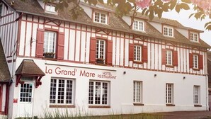 A two-story building with a sign reading "La Grand' Mare Hotel Restaurant." - Hotel la grand mare  (Conches-en-Ouche)