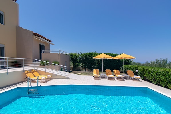 Villa, 3 chambres, piscine privée, vue mer | Piscine | Piscine extérieure, parasols de plage, chaises longues