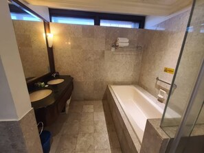 Dusche, Whirlpool, Haartrockner, Bidet