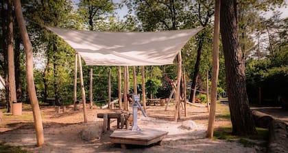 This cozy 4 person lodge is located just outside Nunspeet in the middle of nature.