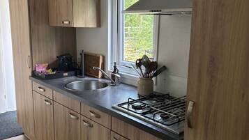 Een koelkast, een magnetron, een oven, een kookplaat