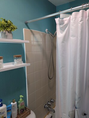 Secadora de cabello, toallas, jabón, papel de baño