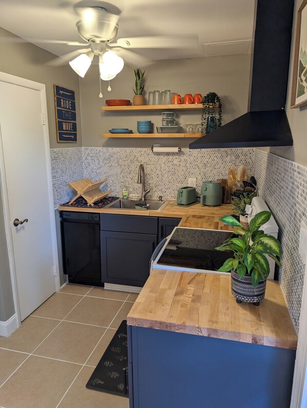 Microondas, horno, placa de cocina, lavavajillas