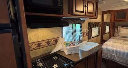 NEW! Cozy RV with WiFi and AC in beautiful Bellingham Camp Style, No Hot Water