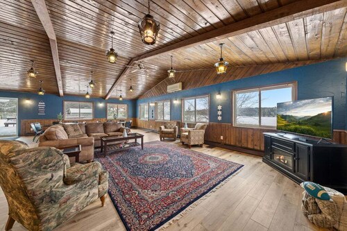 Large 7-bedroom cabin with beautiful views in welcoming Siren, Wi.