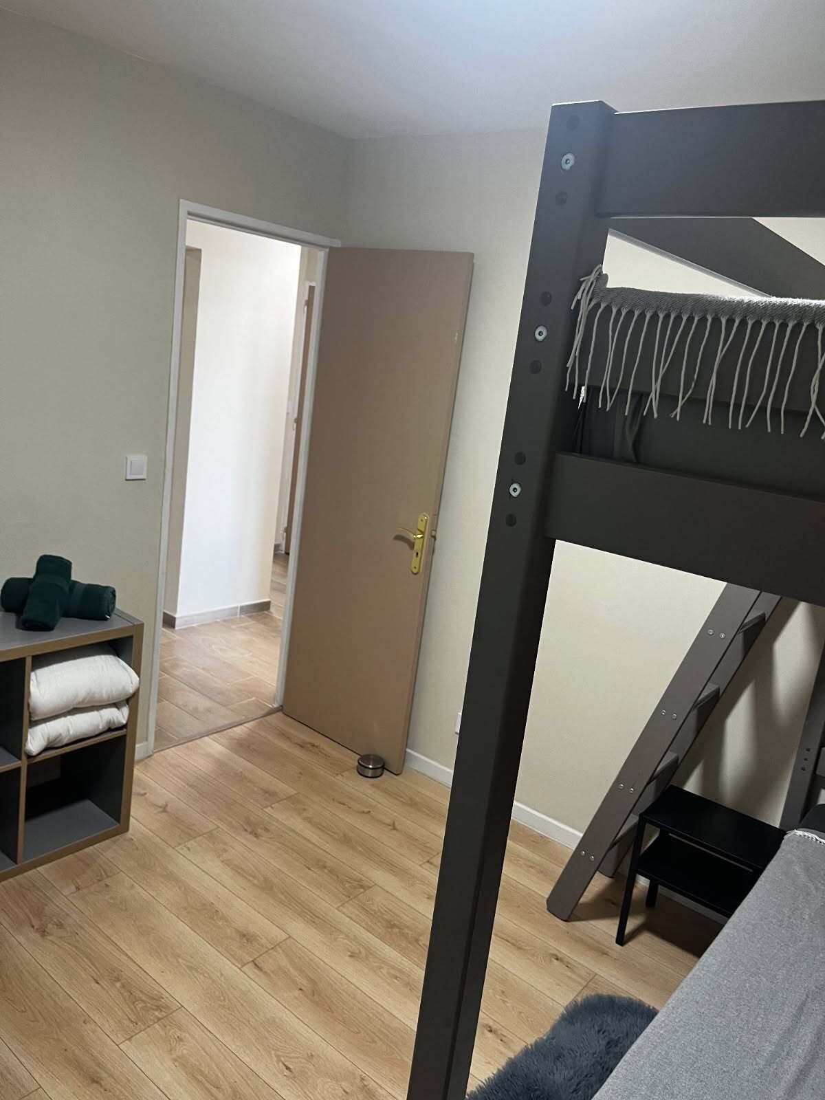 3 chambres, bureau, fer et planche à repasser, lit parapluie