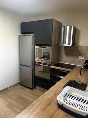 Een koelkast, een microgolfoven, een oven, een kookplaat