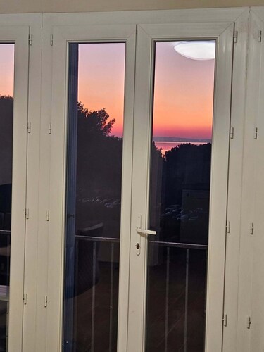 Appartement lumineux Vue sur l'Etang– Refait à neuf, proche aéroport (6 pers.)