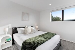 2 عدّة غرف نوم ومكواة/لوح كي وخدمة الإنترنت وملاءات أسرّة