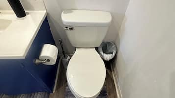 Een douche, een haardroger, handdoeken, zeep