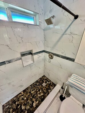 Douche, sèche-cheveux, serviettes fournies, savon