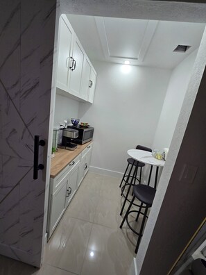 Dining - Modern Coastal Studio • 5 Mins to the Beach
Peaceful getaway near the coast!!!!! (Lantana)