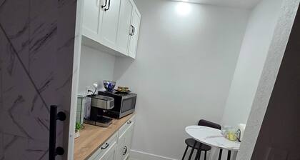Modern Coastal Studio • 5 Mins to the Beach
Peaceful getaway near the coast!!!!!