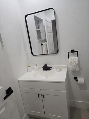 Towels, soap, toilet paper - Modern Coastal Studio • 5 Mins to the Beach
Peaceful getaway near the coast!!!!! (Lantana)