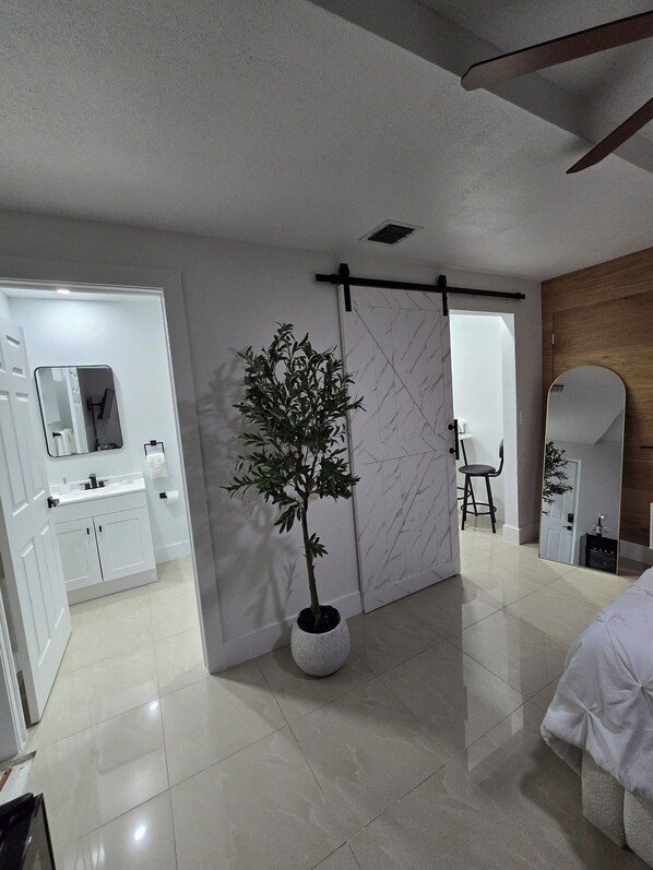 1 bedroom, WiFi, bed sheets - Modern Coastal Studio • 5 Mins to the Beach
Peaceful getaway near the coast!!!!! (Lantana)