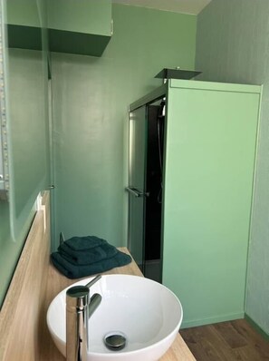 Douche, sĂšche-cheveux, serviettes fournies